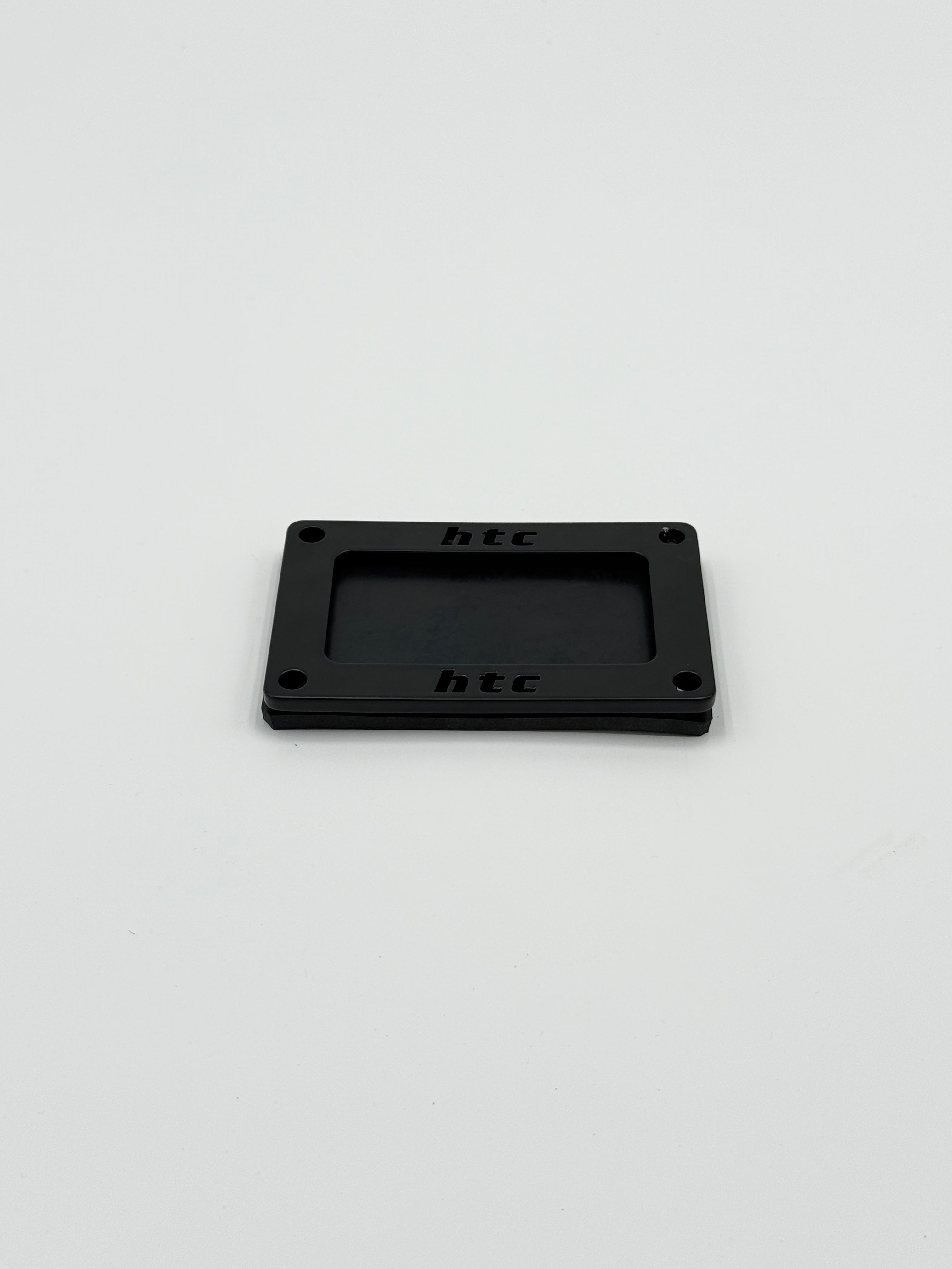 HTC Kabeldurchlass eckig Frontansicht