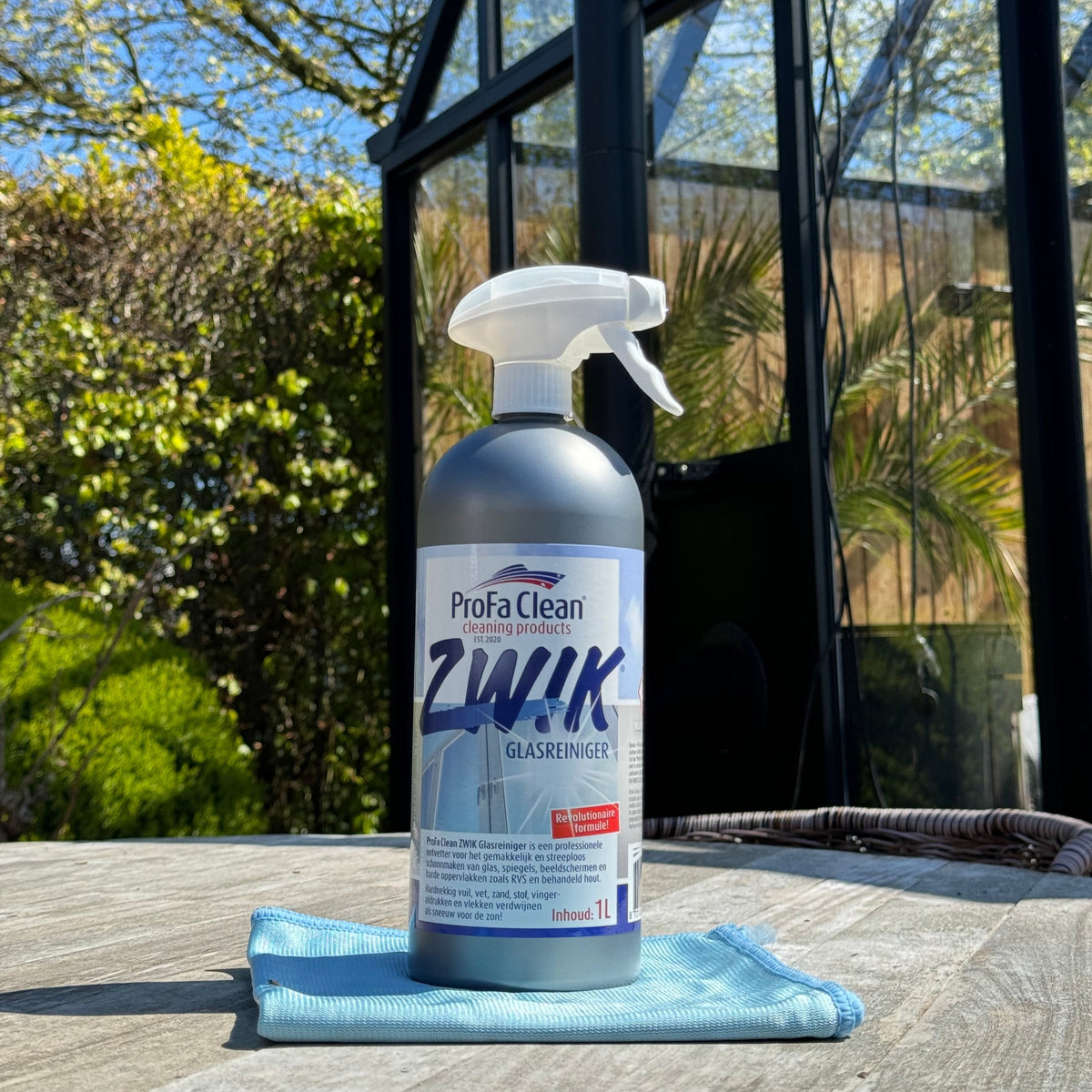 ProFa Clean ZWIK Glasreiniger 1 L mit Mikrofasertuch – Anwendung am Boot