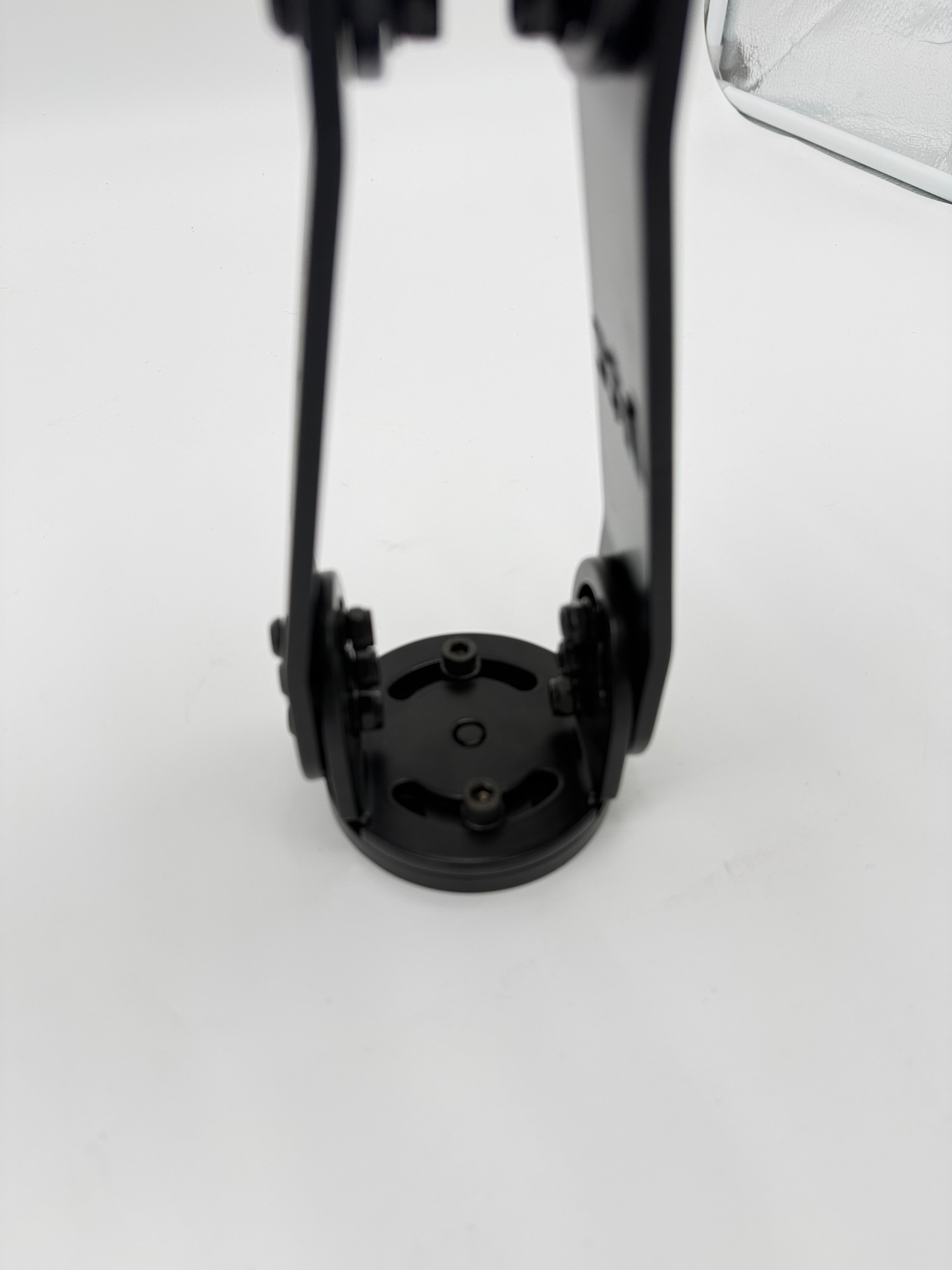 Detailansicht der robusten Konstruktion der HTC Echolothalterung Pro